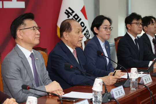 황우여 국민의힘 선거관리위원회 위원장이 25일 국회에서 열린 선거관리위원회의에서 발언하고 있다. [연합뉴스]